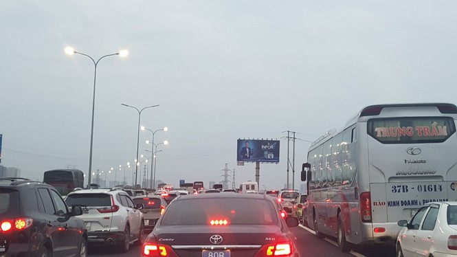 Ùn tắc nghiêm trọng trên cao tốc Cầu Giẽ - Pháp Vân chiều cuối năm - ảnh 3