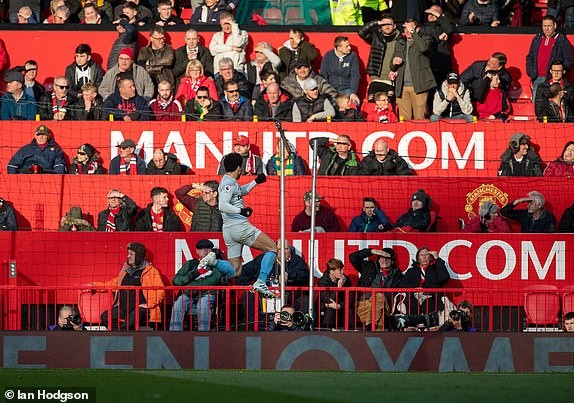 Pogba lập cú đúp phạt đền, M.U đánh bại West Ham - ảnh 14