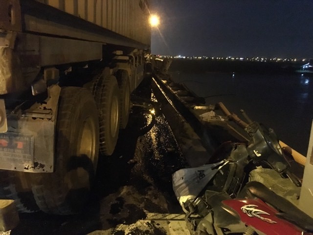 Hiện trường vụ xe container tông hàng loạt xe máy trên cầu Thanh Trì - ảnh 6