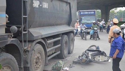 Bị xe tải đâm khi chờ đèn đỏ, chị tử vong, em thương nặng - ảnh 1