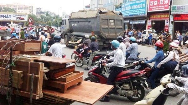 Bị xe tải đâm khi chờ đèn đỏ, chị tử vong, em thương nặng - ảnh 2