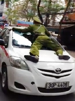 Taxi đi vào đường cấm, công an nhảy lên nắp ca-pô chặn - ảnh 1
