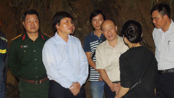 Đào hầm xuyên đêm tìm 2 công nhân mắc kẹt trong mỏ than - ảnh 1