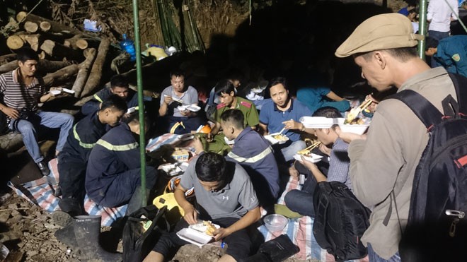 Đào hầm xuyên đêm tìm 2 công nhân mắc kẹt trong mỏ than - ảnh 6