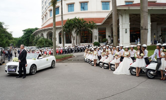 50 cô dâu chú rể cưỡi Vespa 'đại náo' Hà thành - ảnh 1