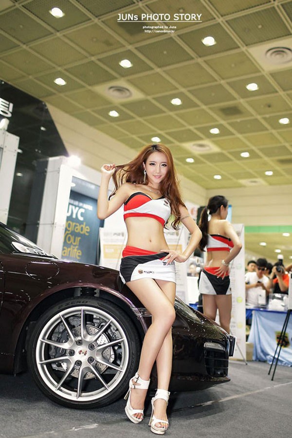 Mỹ nhân Hàn khoe đường cong rạo rực bên xế hộp - ảnh 10