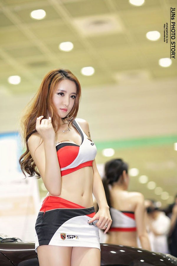 Mỹ nhân Hàn khoe đường cong rạo rực bên xế hộp - ảnh 3