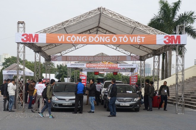 Xế hộp lũ lượt xếp hàng chờ 'khám bệnh' - ảnh 6