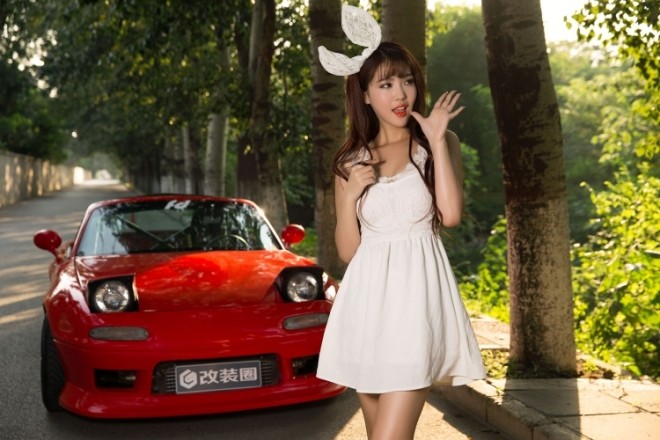 'Nàng thỏ' xinh đẹp hút hồn bên xế cổ Mazda MX-5 - ảnh 1