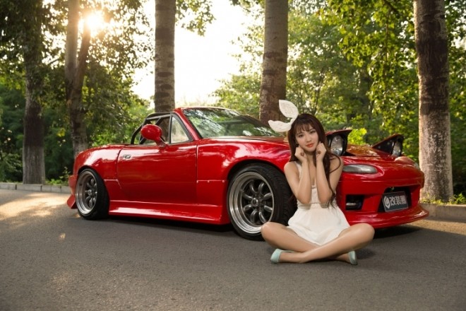 'Nàng thỏ' xinh đẹp hút hồn bên xế cổ Mazda MX-5 - ảnh 2