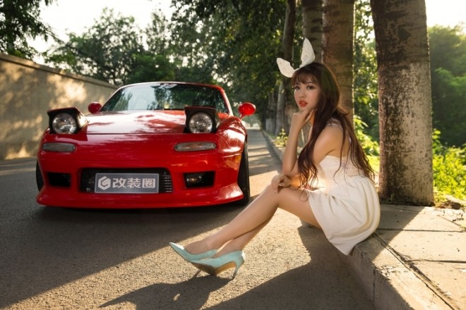 'Nàng thỏ' xinh đẹp hút hồn bên xế cổ Mazda MX-5 - ảnh 3