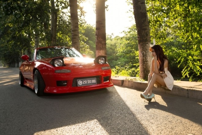 'Nàng thỏ' xinh đẹp hút hồn bên xế cổ Mazda MX-5 - ảnh 4