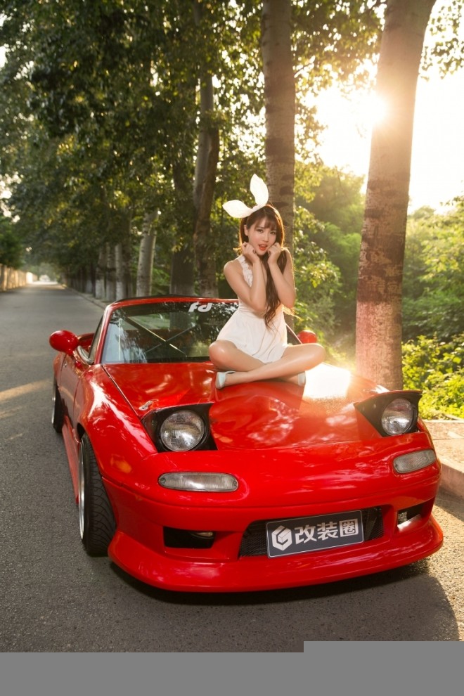 'Nàng thỏ' xinh đẹp hút hồn bên xế cổ Mazda MX-5 - ảnh 6