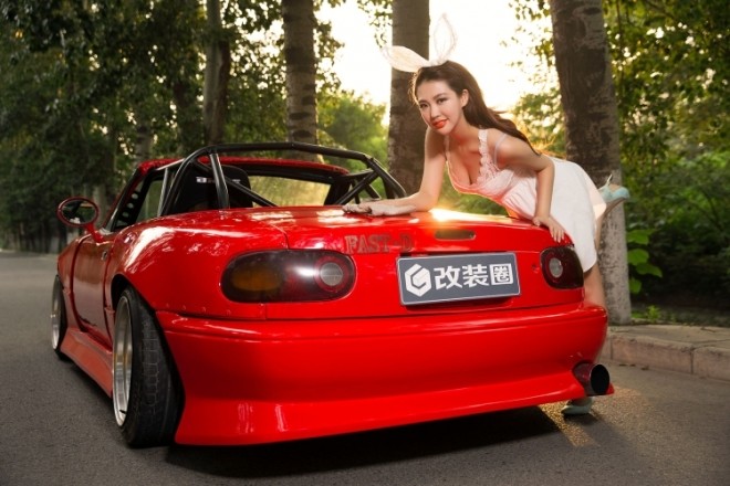 'Nàng thỏ' xinh đẹp hút hồn bên xế cổ Mazda MX-5 - ảnh 9