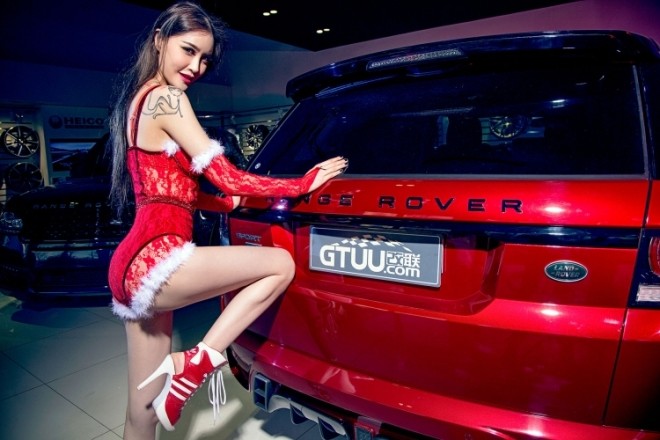 Mỹ nhân khoe đường cong 'thôi miên' bên Range Rover đêm Noel - ảnh 12