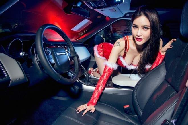 Mỹ nhân khoe đường cong 'thôi miên' bên Range Rover đêm Noel - ảnh 15