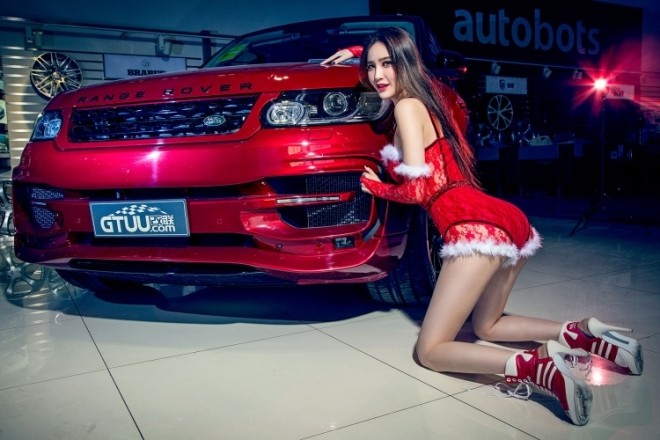 Mỹ nhân khoe đường cong 'thôi miên' bên Range Rover đêm Noel - ảnh 3