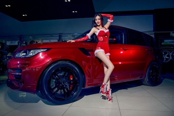 Mỹ nhân khoe đường cong 'thôi miên' bên Range Rover đêm Noel - ảnh 4