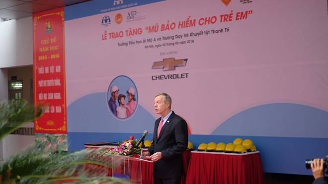 Đại sứ Mỹ trao mũ bảo hiểm cho học sinh Hà Nội - ảnh 2