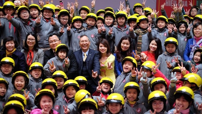 Đại sứ Mỹ trao mũ bảo hiểm cho học sinh Hà Nội - ảnh 8