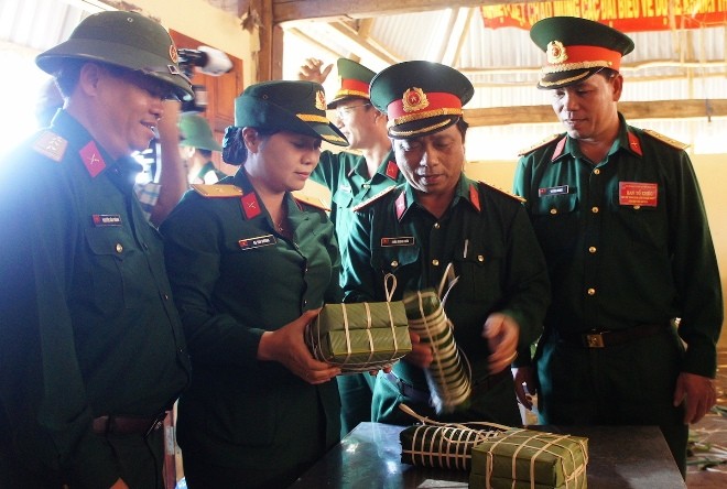 Ấm áp Tết quân dân - ảnh 11