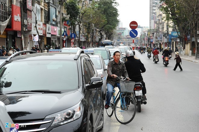 Các ngả đường Hà Nội kẹt cứng ngày đầu đi làm sau Tết - ảnh 10
