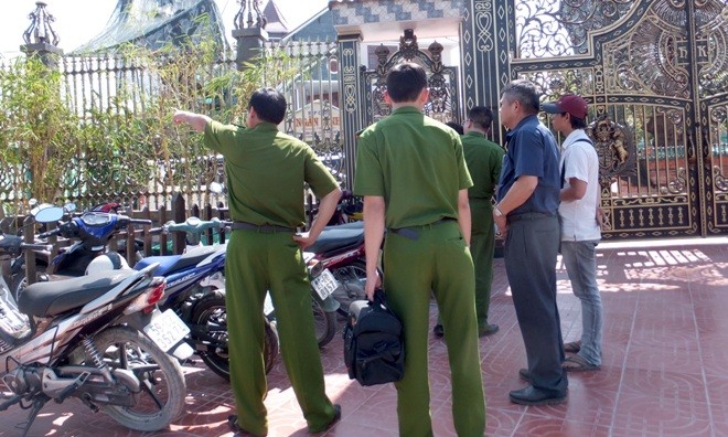 Công an ráo riết truy bắt hung thủ vụ 2 vợ chồng chết trong biệt thự - ảnh 1