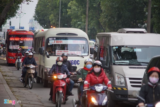 Các ngả đường Hà Nội kẹt cứng ngày đầu đi làm sau Tết - ảnh 4