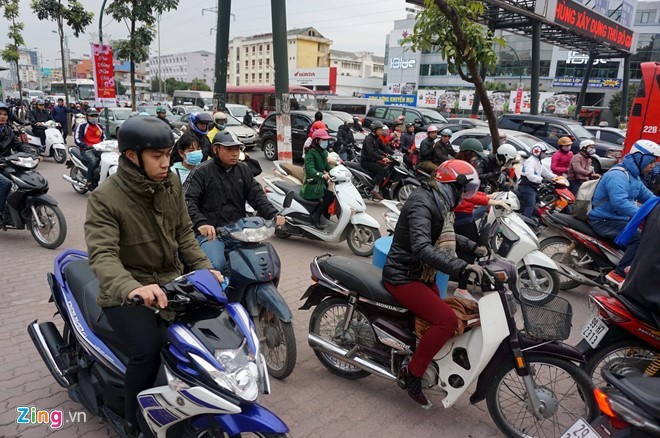Các ngả đường Hà Nội kẹt cứng ngày đầu đi làm sau Tết - ảnh 5
