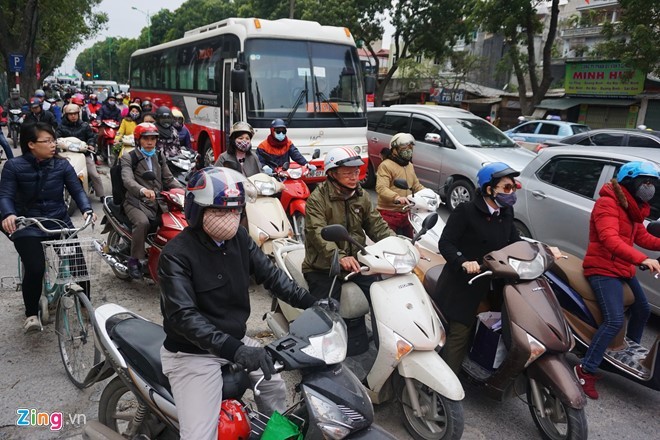 Các ngả đường Hà Nội kẹt cứng ngày đầu đi làm sau Tết - ảnh 6