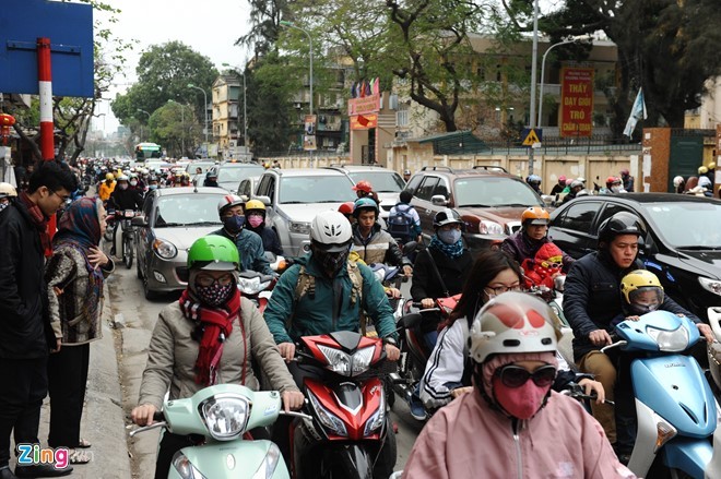Các ngả đường Hà Nội kẹt cứng ngày đầu đi làm sau Tết - ảnh 7