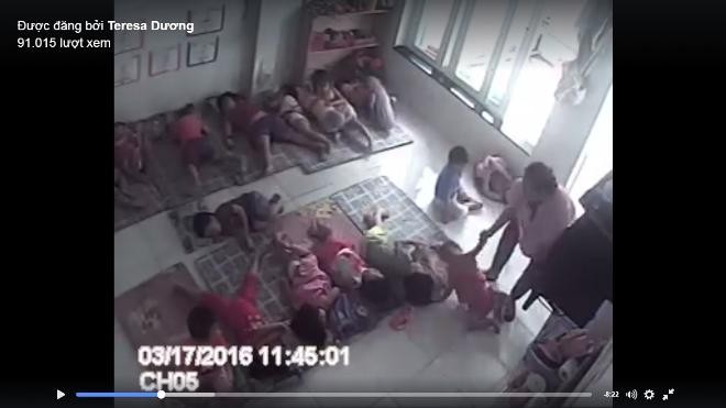 Đuổi việc cô giáo ném trẻ như thú bông - ảnh 1