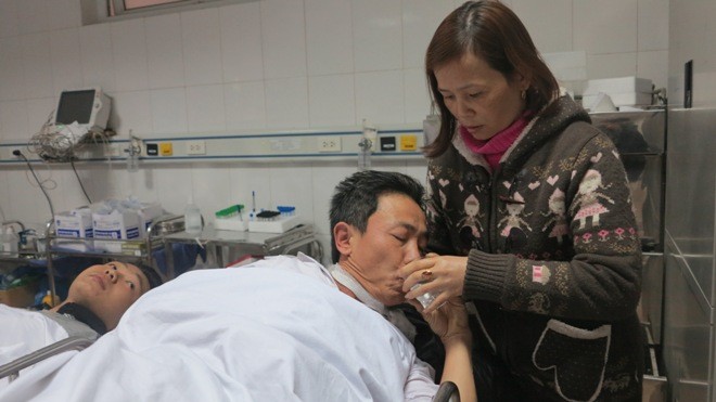 Xe khách lộn vòng giữa ruộng, 8 người nhập viện - ảnh 1