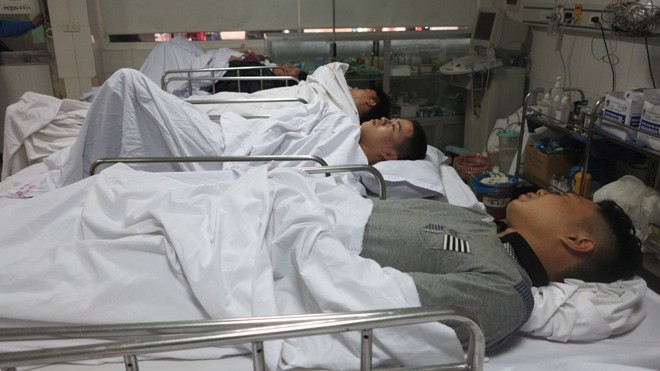 Xe khách lộn vòng giữa ruộng, 8 người nhập viện - ảnh 2