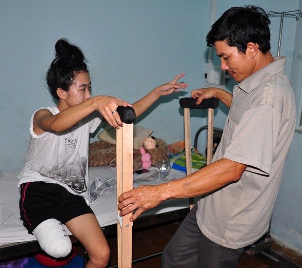 Tặng quà cho nữ sinh bị cưa chân oan - ảnh 1