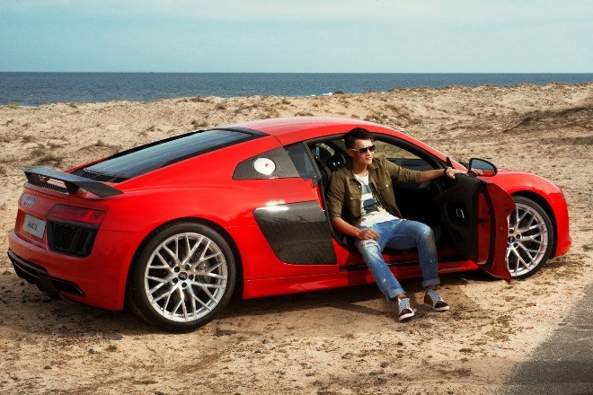 Tiền đạo Công Vinh 'đá cặp' cùng Audi R8 Coupe - ảnh 9