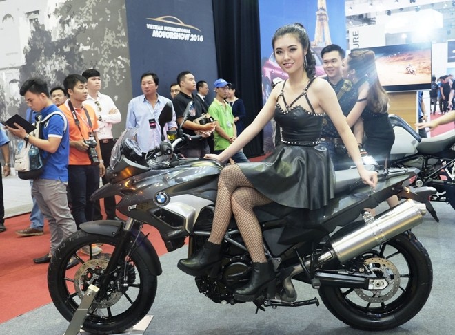 Mê mải với những bóng hồng bốc lửa tại triển lãm ô tô - ảnh 14