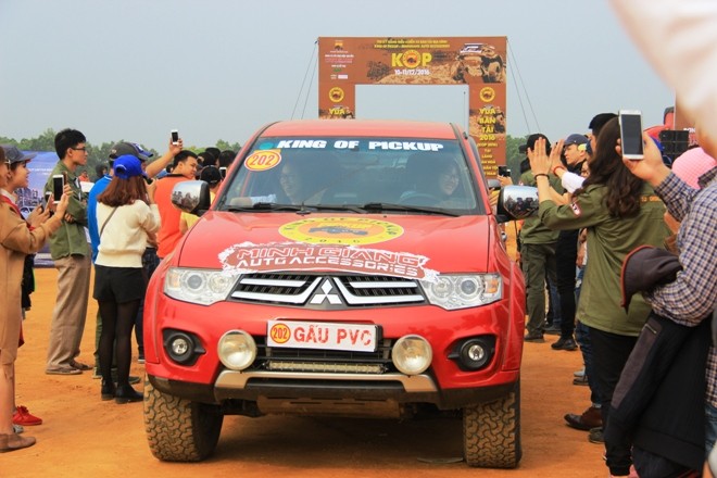 Bán tải lập sân chơi offroad riêng - ảnh 2