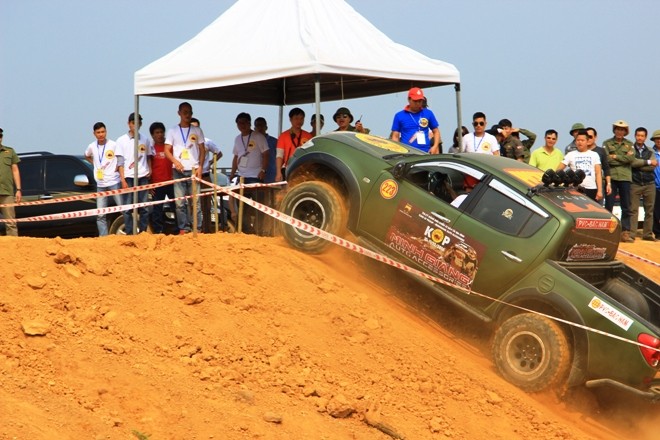 Bán tải lập sân chơi offroad riêng - ảnh 3