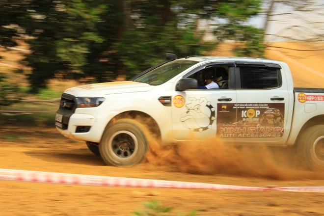 Bán tải lập sân chơi offroad riêng - ảnh 5