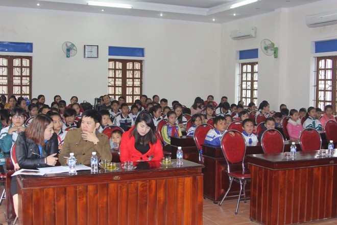 Trao 250 triệu cho học sinh nghèo Hà Tĩnh - ảnh 1