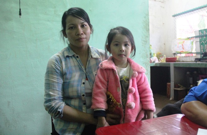 Quà cứu trợ đến với người dân vùng lũ Quảng Ngãi - ảnh 1