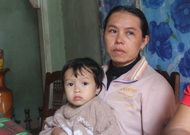 Quà cứu trợ đến với người dân vùng lũ Quảng Ngãi - ảnh 2