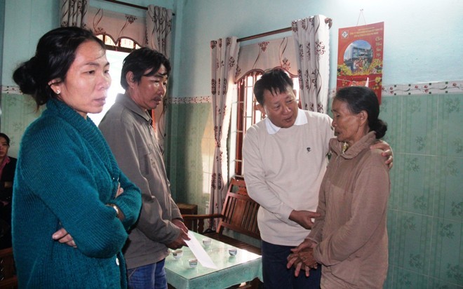 Quà cứu trợ đến với người dân vùng lũ Quảng Ngãi - ảnh 9