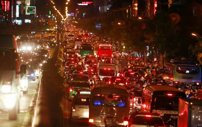 Khu vực sân bay Tân Sơn Nhất kẹt cứng ngày cận Tết - ảnh 11