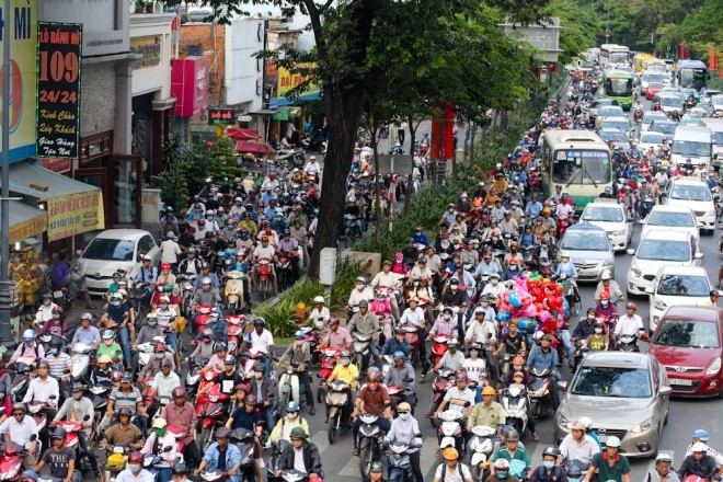 Khu vực sân bay Tân Sơn Nhất kẹt cứng ngày cận Tết - ảnh 1