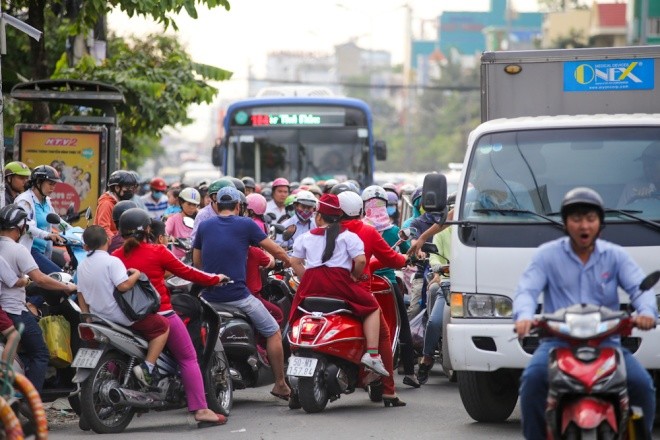 Khu vực sân bay Tân Sơn Nhất kẹt cứng ngày cận Tết - ảnh 8