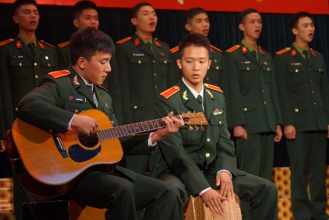 Học viên Quân đội viết thư pháp chào năm mới - ảnh 1