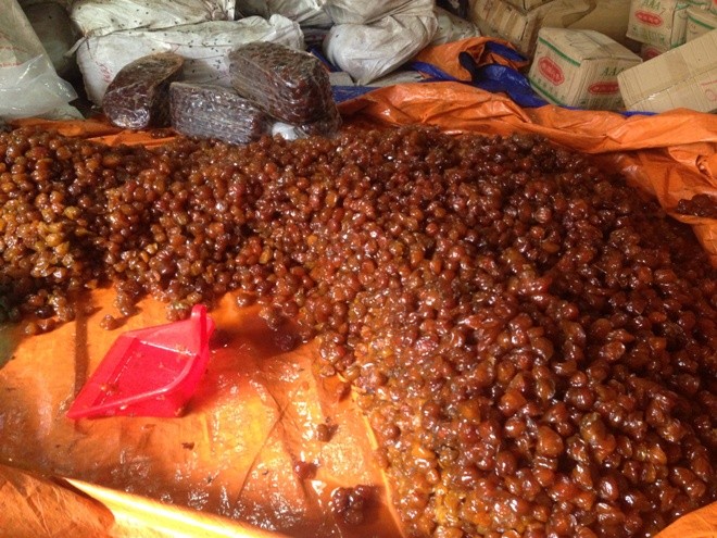 Kinh hãi phát hiện kho mứt bẩn chuẩn bị bán Tết - ảnh 1