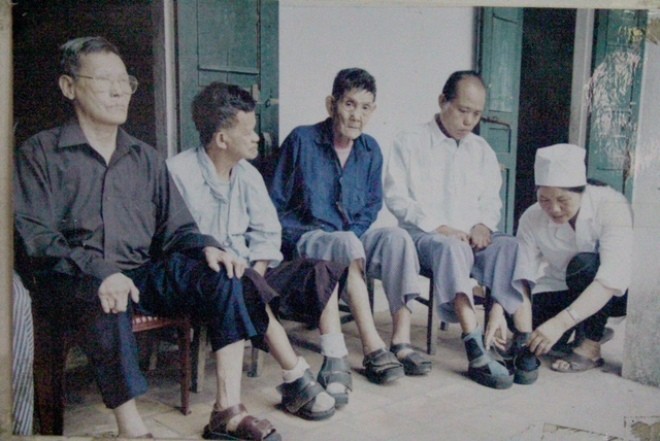 Trái tim đỏ hồng sưởi ấm trại phong quả cảm - ảnh 1